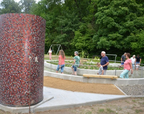 Fußdusche am Kneipptretbecken mit Barfußparcours am Waldschwimmbad Salzgitter-Gebhardshagen