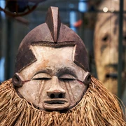REINVENTING: Aneignung - GRASSI Museum für Völkerkunde Eine Figur aus Holz mit einem Bart aus Stroh ist ein Ausstellungsstück im GRASSI Museum für Völkerkunde Leipzig