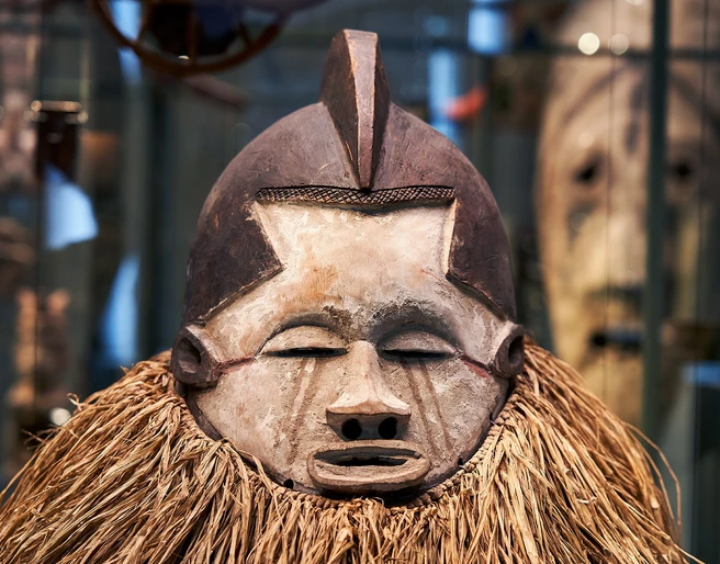 REINVENTING: Aneignung - GRASSI Museum für Völkerkunde Eine Figur aus Holz mit einem Bart aus Stroh ist ein Ausstellungsstück im GRASSI Museum für Völkerkunde Leipzig