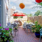 Die Sommerterrasse im Café am Deich Die Sommerterrasse im Café am DeichThe summer terrace at Café am DeichLa terrasse d'été du Café am DeichHet zomerterras bij Café am DeichSommerterrassen på Café am Deich