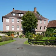 Gutshof ehemaliges Herrenhaus.jpg Mit Sandsteinschindeln verkleidetes Herrenhaus Lütmarsen