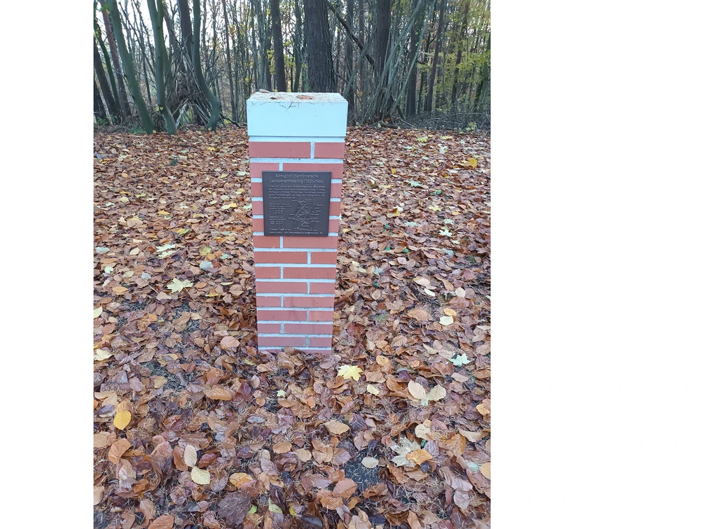 Postament Wohlenberg Leiferde.jpg Gaußsches Postament Wohlenberg Leiferde