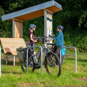 rastplatz_tonenburg_Henning_Orendt (2).jpg Pärchen an einem Fahrradrastplatz mit Holzunterstand, Fahrradanlehnbügeln mit einem Fahrrad, Sitzmöglichkeit
