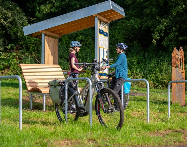 rastplatz_tonenburg_Henning_Orendt (2).jpg Pärchen an einem Fahrradrastplatz mit Holzunterstand, Fahrradanlehnbügeln mit einem Fahrrad, Sitzmöglichkeit