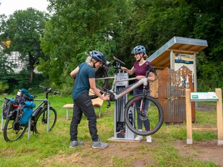 rastplatz_tonenburg_Henning_Orendt (10).jpg Zwei Frauen an kleiner Servicestation zum Selberreparieren für Fahrräder