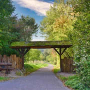 Landwehrtor Lütmarsen.jpg Landwehrtor aus Holz mit Bewuchs rechts und links des Weges
