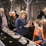 MSF_Führung_2_Foto ClaudiaWarneke.jpg Besuchergruppe im Museum