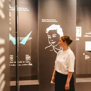 Besucher der Austtellung im Schloss Hartenfels Zu sehen ist eine Besucherin der Ausstellung "Erinnerungsort" Torgau