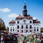 Rathaus-Lueneburg.jpg Wochenmarkt in Lüneburg mit Rathaus im Hintergrund