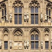 Town hall Detailreiche Fassade des historischen Kölner Rathauses mit kunstvollen Statuen und gotischen Fenstern.Detailed façade of Cologne's historic town hall with ornate statues and Gothic windows.