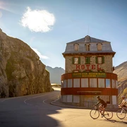 Radfahrer vor dem Hôtel Belvédère, Furka Pass