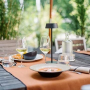 Terrasse im Bistro, Schloss Hugenpoet Ein Tisch im Bistro Schloss Hugenpoet mit eleganter Tischdekoration und Speisen im Freien.