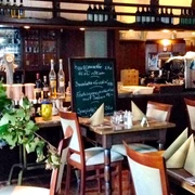 Ristorante Paciello in Velbert Gemütliches italienisches Restaurantinterieur mit Holzmöbeln und Tafeln, das eine behagliche Atmosphäre ausstrahlt.