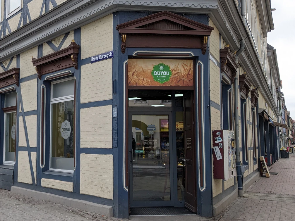 Duygu-Bäckerei.jpg Eingang zur Bäckerei in einem Fachwerk-Eckhaus in blau und beige