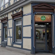 Duygu-Bäckerei.jpg Eingang zur Bäckerei in einem Fachwerk-Eckhaus in blau und beige