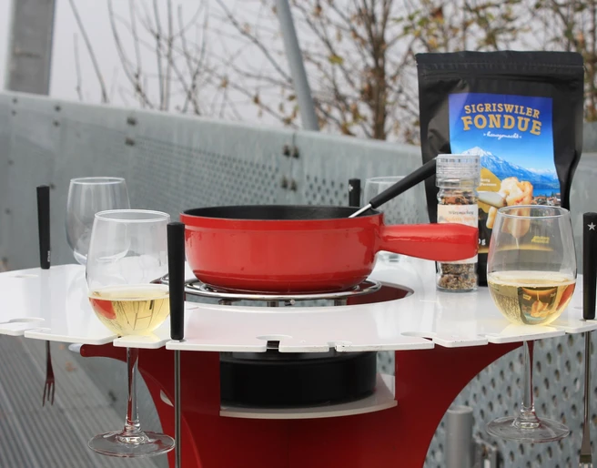 outdoor-fondue-plaus-sigriswil-panoramabruecke-stehtisch.jpg