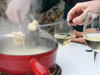 outdoor-fondue-plaus-sigriswil-panoramabruecke-gabeln-wein.jpg