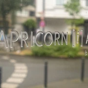 Brasserie Capricorn i aries  In großen Lettern steht der Restaurantname auf einem Schild.The restaurant's name is written in large letters on a sign.