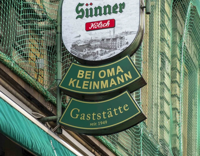 Bei Oma Kleinmann Restaurant Ansicht auf das Restaurantschild mit der Aufschrift bei Oma Kleinmann, Gaststätte seit 1949. View of the restaurant sign with the inscription “bei Oma Kleinmann” (at Grandma Kleinmann's), restaurant since 1949.