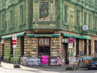 Bei Oma Kleinmann Restaurant  Ansicht auf ein historisches Gebäude im urbanem Flair mit Graffiti an den Wänden.View of a historic building with urban flair and graffiti on the walls.
