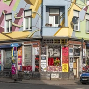 Der Stiefel Farbenfrohe Hausfassade in Köln mit urbanem Graffiti und Plakaten an den Wänden im Stadtzentrum.Colorful house facade in Cologne with urban graffiti and posters on the walls in the city center.