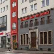 Brewery 'Zur Malzmühle' Modernes graues Gebäude mit Neoaufschrift "Brauerei zur Malzmühle".Modern gray building with neo-inscription “Brauerei zur Malzmühle”.