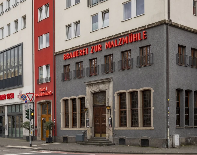 Brewery 'Zur Malzmühle' Modernes graues Gebäude mit Neoaufschrift "Brauerei zur Malzmühle".Modern gray building with neo-inscription “Brauerei zur Malzmühle”.