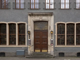 brewery 'Zur Malzmühle' Eingang zur Brauerei zur Malzmühle durch eine rustikale Holztür.The entrance to the brewery at the malt mill is through a rustic wooden door.