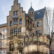 Roman tower Der beeindruckende Römerturm in Köln kombiniert mittelalterliche Architektur mit modernen Elementen.The impressive Römerturm in Cologne combines medieval architecture with modern elements.