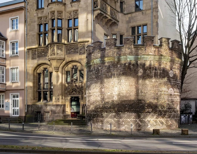 Roman tower Der beeindruckende Römerturm in Köln kombiniert mittelalterliche Architektur mit modernen Elementen.The impressive Römerturm in Cologne combines medieval architecture with modern elements.
