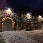 KuStall Ottbergen Abend.jpg Beleuchtete Fassade des Kustalls bei Dunkelheit