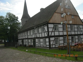 Ottbergen Bürgerhaus und Pfarrzentrum.JPG Fachwerkgebäude