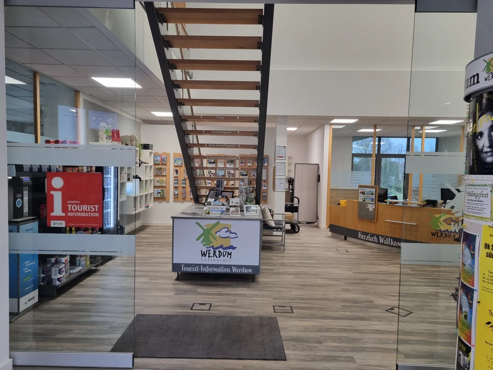 Eingangsbereich der Tourist-Information mit Counter und Treppe nach oben
