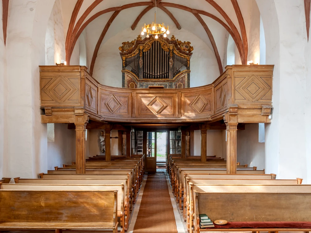Kirche Zschortau mit Scheibe-Orgel Zu sehen ist die Scheibe-Orgel in der St. Nikolai Kirche in Zschortau.