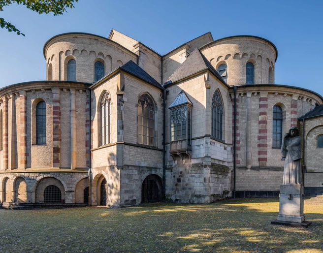 St. Mary in the Capitol Die imposante Basilika Sankt Maria im Kapitol zeigt römisch-gotische Architektur mit Rundbogenfriesen.The imposing Basilica of St. Mary in the Capitol features Romanesque-Gothic architecture with round-arched friezes.