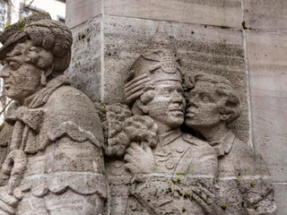 Ostermann Fountain Steinrelief des Ostermann-Brunnens in Köln: Drei Figuren in detailreicher Darstellung.Stone relief of the Ostermann Fountain in Cologne: three figures in detailed depiction.