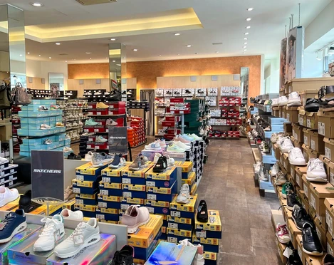 Kienast  Im Schuhgeschäft Kienast: Viele Regale voller Schuhkartons und verschiedenen Schuhmodellen