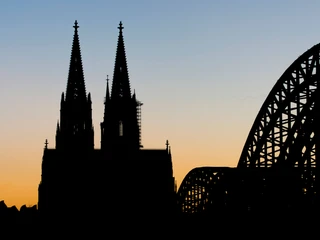Cologne Cathedral Silhouette des Kölner Doms und der Hohenzollernbrücke bei Sonnenuntergang.Silhouette of Cologne Cathedral and the Hohenzollern Bridge at sunset.