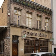 Lommerzheim Historische Fassade der Gaststätte Lommerzheim in Köln mit verwittertem Charme.Historic façade of the Lommerzheim restaurant in Cologne with weathered charm.