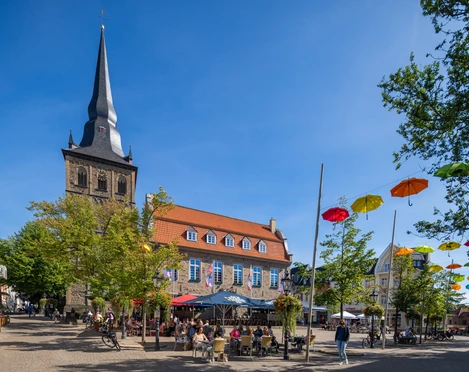 Marktplatz in Ratingen Auf dem Marktplatz in Ratingen treffen sich Menschen zum Essen und Trinken unter bunten Regenschirmen.