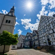 Historische Altstadt von Velbert-Neviges Fachwerkhäuser in der historischen Altstadt von Velbert-Neviges unter sonnigem Himmel mit Wolken.
