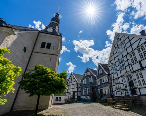 Historische Altstadt von Velbert-Neviges Fachwerkhäuser in der historischen Altstadt von Velbert-Neviges unter sonnigem Himmel mit Wolken.