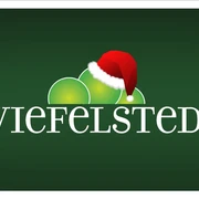 platzhalter_weihnachten_wiefelstede Grüner Hintergrund mit Weihnachtskugeln, Schriftzug Wiefelstede, rote Mütze auf dem Logo.