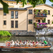 Bootsverleih am Klingerweg - Wasserwandern in Leipzig Das Boot Sturmvogel des Bootsverleih Klingerweg fährt gediegen mit den Passageiren über die Wasserwege Leipzigs, Freizeit, Motorbootfahrt, Wasserstadt Leipzig
