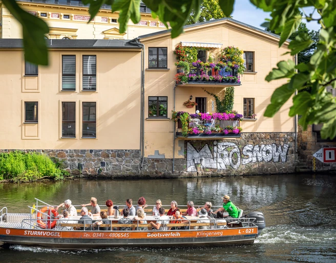 Bootsverleih am Klingerweg - Wasserwandern in Leipzig Das Boot Sturmvogel des Bootsverleih Klingerweg fährt gediegen mit den Passageiren über die Wasserwege Leipzigs, Freizeit, Motorbootfahrt, Wasserstadt Leipzig