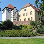 Burg Düben in Bad Düben - Sehenswürdigkeiten in der Leipzig Region Außenansicht der Burg umgeben von Wiese und Bäumen, Kultur, Sehenswürdigkeiten, Freizeit