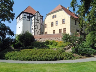Burg Düben in Bad Düben - Sehenswürdigkeiten in der Leipzig Region Außenansicht der Burg umgeben von Wiese und Bäumen, Kultur, Sehenswürdigkeiten, Freizeit