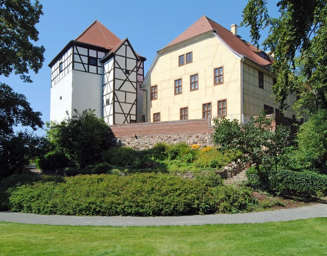 Burg Düben in Bad Düben - Sehenswürdigkeiten in der Leipzig Region Außenansicht der Burg umgeben von Wiese und Bäumen, Kultur, Sehenswürdigkeiten, Freizeit