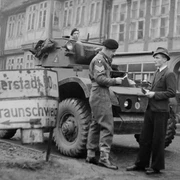 Besiegt und doch befreit_Foto IWM London (2).jpg