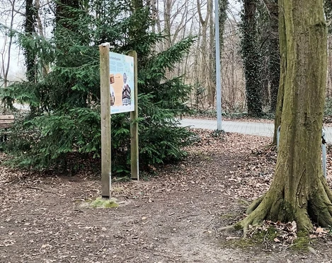 Infotafel am Rastplatz Innerste-Radweg in Salzgitter-Ringelheim mit Fahrradabstellbügel